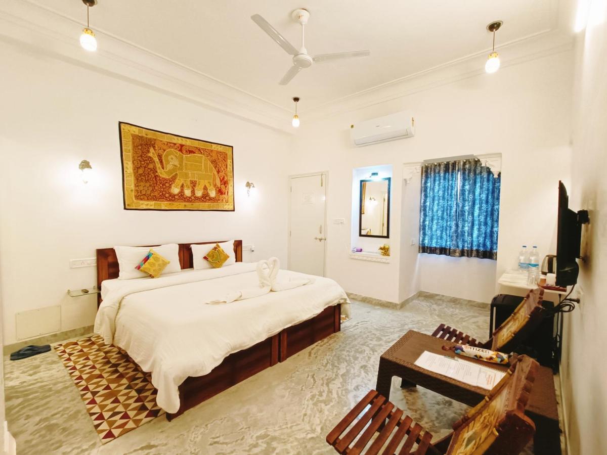 Отель Prakash Ji'S Haveli -Luxurious Lakeside Retreat- Удайпур Экстерьер фото
